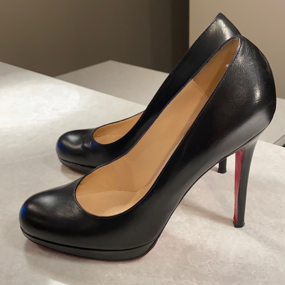 Size 39.5 Christian Louboutin black leather pumps.